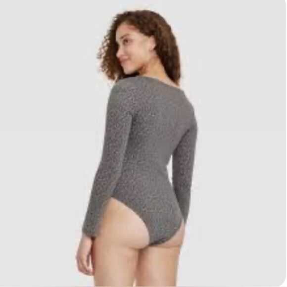 a new day gray textured stretch square front neckline long sleeve bodysuit. Med - Picture 9 of 10